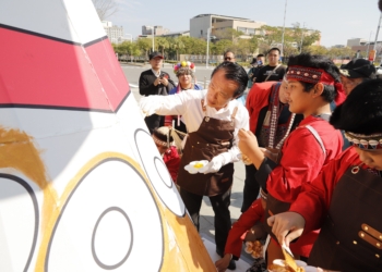 ▲新住民燈區「新嘉鄉故事」呈現多元文化特色。（圖/嘉義縣政府提供）