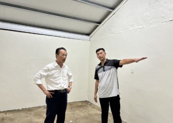 ▲縣長翁章梁稱讚修繕工程讓居住更安全。（圖/嘉義縣政府提供）