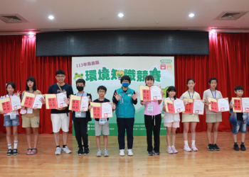 ▲國小組優勝者接受頒獎。(圖/嘉義縣政府提供)