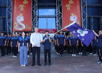 ▲副市長林瑞彥(中)親自授旗嘉義市代表隊，由田徑選手朱婕瑀(右)代表接受。(圖/嘉義市政府提供)