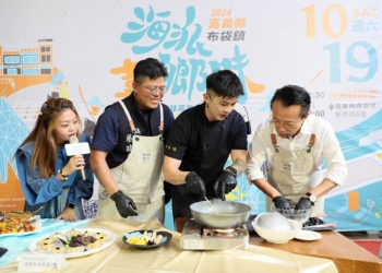 ▲縣長翁章梁和布袋鎮長蔡瑋傑在主廚肯尼指導下，學習炸魚柳。（圖/嘉義縣政府提供）