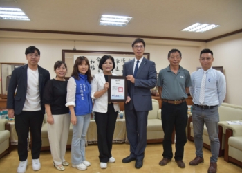 ▲關懷弱勢，縣長張麗善感謝益富公司捐贈營養食品。(圖/雲林縣政府提供)