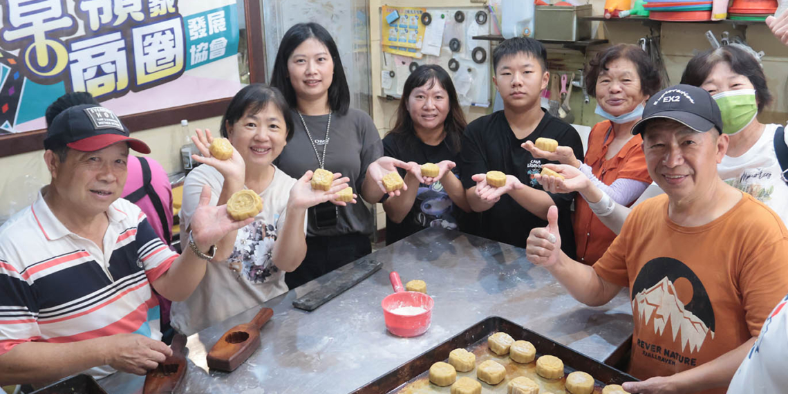 ▲商圈夥伴展示親手製作的糕餅成品，展現跨區交流成果。（圖／雲林縣古坑鄉草嶺形象商圈提供）