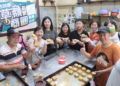 ▲商圈夥伴展示親手製作的糕餅成品，展現跨區交流成果。（圖／雲林縣古坑鄉草嶺形象商圈提供）
