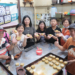 ▲商圈夥伴展示親手製作的糕餅成品，展現跨區交流成果。（圖／雲林縣古坑鄉草嶺形象商圈提供）