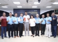 ▲嘉義市長黃敏惠開心地為許柏丞(左五)頒獎，並給予勉勵及期許。(圖/嘉義市政府提供)