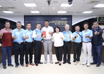▲嘉義市長黃敏惠開心地為許柏丞(左五)頒獎，並給予勉勵及期許。(圖/嘉義市政府提供)