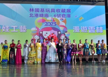 ▲林國基老師更是顛覆傳統的創新以1比1製作芭比娃娃真人服飾，展現服裝設計領域的『厚工』精神。(圖/雲林縣政府提供)