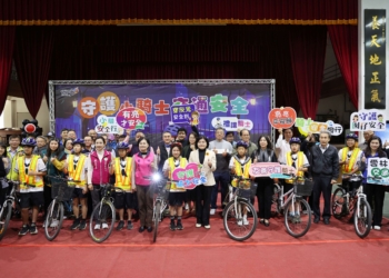 ▲雲林縣政府今(19)日於南陽國小舉行「守護小騎士交通安全」記者會,透過LED反光背心配備,有助於提升夜間辨識度,守護學生交通安全。(圖/雲林縣政府提供)