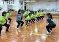 ▲衛生局長趙紋華現身中埔夜間班，與學員共同參與CrossFit混合運動課程。（圖/嘉義縣政府提供）
