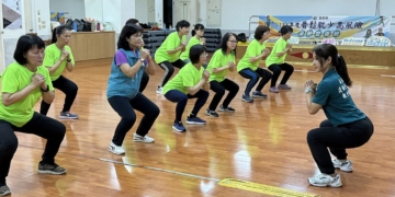 ▲衛生局長趙紋華現身中埔夜間班，與學員共同參與CrossFit混合運動課程。（圖/嘉義縣政府提供）