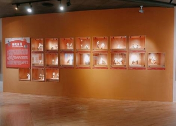 ▲「潮起泉湧-臺灣交(嘉)趾陶兩大派系鬥藝特展」運用了交趾陶館的鬥藝展區，帶領民眾看到不同主題和背景下的交趾陶經典作品。(圖/嘉義市政府提供)