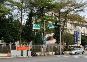 ▲嘉義市妥善運用中央政府補助經費，審慎評估學校、公園、果菜市場、商業區及醫院周圍等50處路口增加設置行人專用號誌。(圖/嘉義市政府提供)