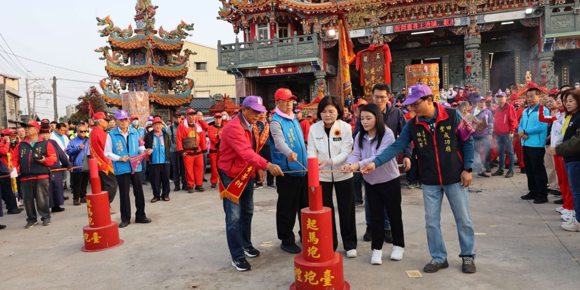 ▲雲林縣定民俗五股開臺尊王過爐大典，上午7時由縣長張麗善等人點燃起馬炮後正式起駕。（圖/雲林縣政府提供）