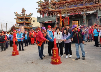 ▲雲林縣定民俗五股開臺尊王過爐大典，上午7時由縣長張麗善等人點燃起馬炮後正式起駕。（圖/雲林縣政府提供）