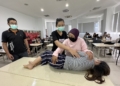 ▲課程教導外籍看護翻身擺位技巧。（圖/嘉義縣政府提供）