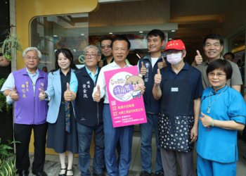 ▲縣長翁章梁等人為友善店家揭牌。(圖/嘉義縣政府提供)