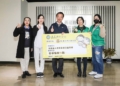▲簡天生紀念基金會攜手台灣甜豆文藝、健康促進協會捐贈冬被。（圖/嘉義縣政府提供）