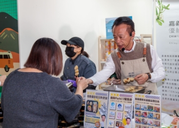 ▲嘉義縣長翁章梁親自推銷虱目魚便當，限量100份首賣迅速售罄，展現嘉義虱目魚的高人氣。（圖／嘉義縣政府提供）
