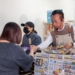 ▲嘉義縣長翁章梁親自推銷虱目魚便當，限量100份首賣迅速售罄，展現嘉義虱目魚的高人氣。（圖／嘉義縣政府提供）