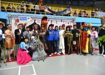 ▲2024國際友誼年新春團拜 雲縣府國際服裝竹杖健走秀展創意。(圖/雲林縣政府提供)