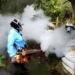 ▲針對確診者住家及公司半徑100公尺進行化學噴藥，防止疫情擴大。(圖/嘉義縣政府提供)