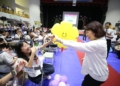 ▲市長黃敏惠開心地回母校嘉義國中參與畢業典禮，令學弟妹們雀躍不已。(圖/嘉義市政府提供)
