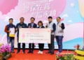 ▲樸仔媽微型利他慈善會理事長蔡承宗致贈市府贊助支票。（圖/嘉義市政府提供）