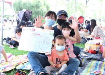 ▲爸爸媽媽們個個開心帶著家中寶貝來參與活動。(圖/嘉義市政府提供)