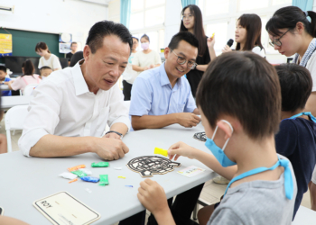 ▲縣長翁章梁與小朋友一起DIY黏土畫。（圖/嘉義縣政府提供）