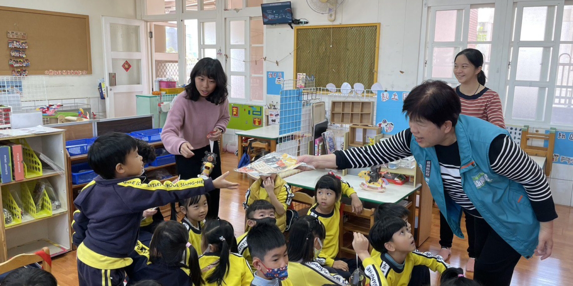 ▲縣府教育處長李美華親自發放小提燈給小朋友。（圖/嘉義縣政府提供）