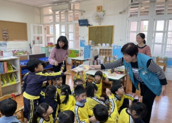 ▲縣府教育處長李美華親自發放小提燈給小朋友。（圖/嘉義縣政府提供）