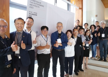 ▲黃敏惠市長(左六)出席「第18屆中華民國傑出建築師作品展」，並親自向郭俊沛建築師(左五)道賀。(圖/嘉義市政府提供)