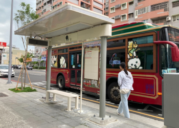 ▲提供更舒適候車環境，嘉義市政府增設簡易式候車亭。(圖/嘉義市政府提供)
