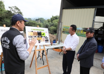 ▲梅山鄉清潔隊長劉瑞欽向縣長翁章梁等人說明黑水虻養殖去化廚餘設施執行情形。(圖/嘉義縣政府提供)