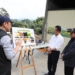 ▲梅山鄉清潔隊長劉瑞欽向縣長翁章梁等人說明黑水虻養殖去化廚餘設施執行情形。(圖/嘉義縣政府提供)