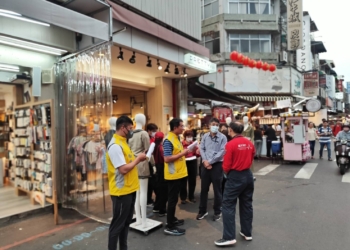 ▲重視降低火災等災害發生率，嘉義市政府消防局前進文化路商圈宣導。(圖/嘉義市政府提供)