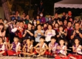 ▲市長黃敏惠與滿滿人潮，以及興安國小表演團體一同合影。(圖/嘉義市政府提供)