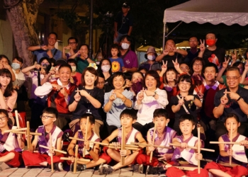 ▲市長黃敏惠與滿滿人潮，以及興安國小表演團體一同合影。(圖/嘉義市政府提供)