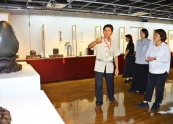 ▲市長黃敏惠蒞臨展覽，一一欣賞每件巧奪天工藝術創作。(圖/嘉義市政府提供)