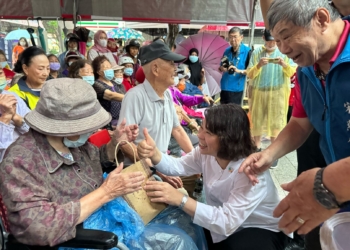 ▲市長黃敏惠逐一為高齡85歲以上社區長者贈送粽子。(圖/嘉義市政府提供)