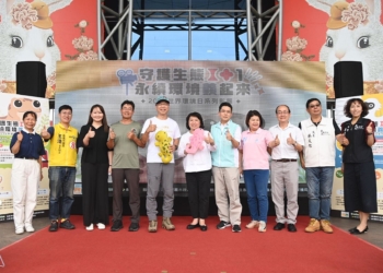 ▲市長黃敏惠(中)與開幕影片「山椒魚來了」麥覺明導演(左五)、多位議員及貴賓共同為影展活動揭開序幕。(圖/嘉義市政府提供)
