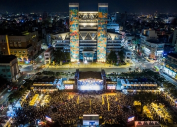 ▲「320+1嘉義市博覽會」嘉義大舞台壓軸演出登場，現場人潮踴躍，氣氛熱烈。（圖／嘉義市政府提供）