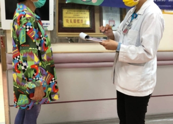 ▲衛教師為長者進行認知功能之定向力評估。(圖/聖馬爾定醫院提供)