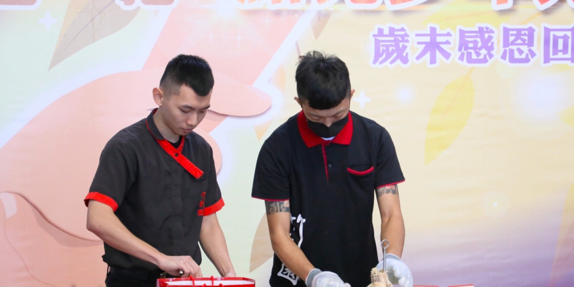 ▲少年代表現場料理甕仔雞，請縣長、警察局長及來賓品嚐。(圖/嘉義縣政府提供)