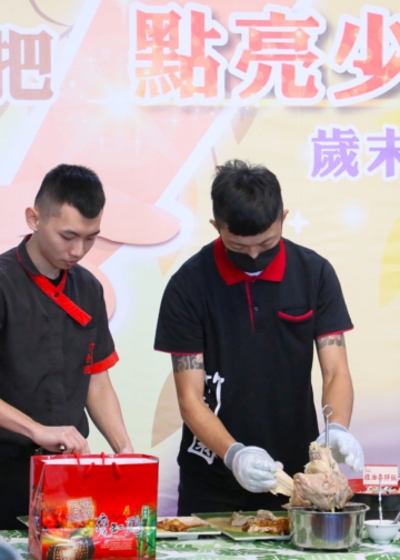 ▲少年代表現場料理甕仔雞，請縣長、警察局長及來賓品嚐。(圖/嘉義縣政府提供)