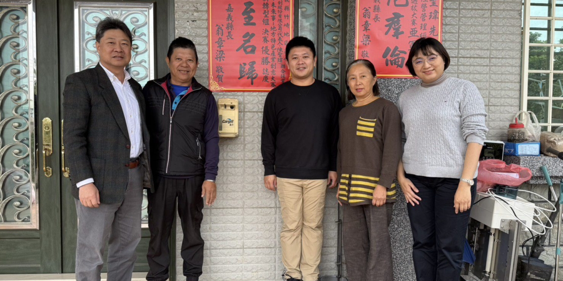 ▲嘉義縣政府至陳聖瑋家中張貼紅榜道賀。（圖/嘉義縣政府提供）