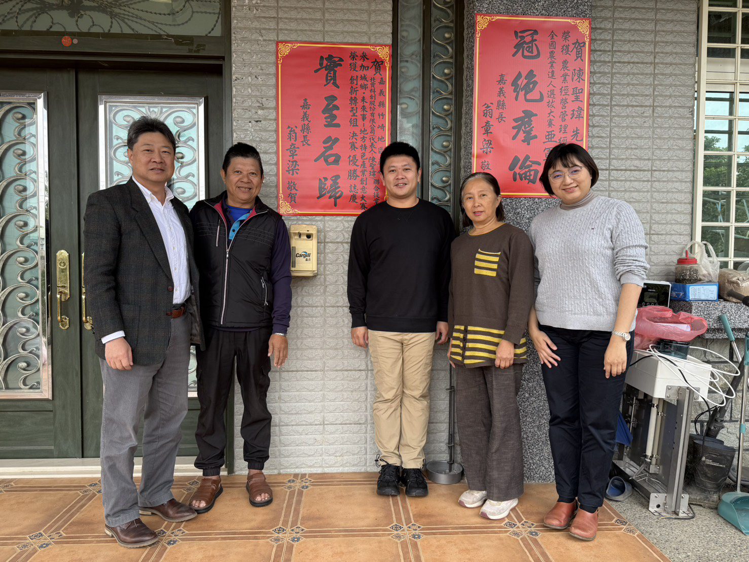 ▲嘉義縣政府至陳聖瑋家中張貼紅榜道賀。(圖/嘉義縣政府提供)