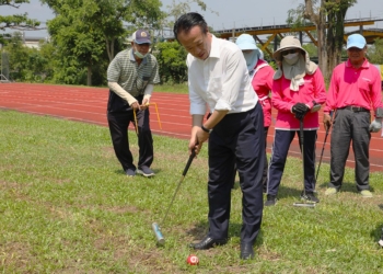 ▲縣長翁章梁為114年長青盃長青槌球邀請賽開球。（圖/嘉義縣政府提供）