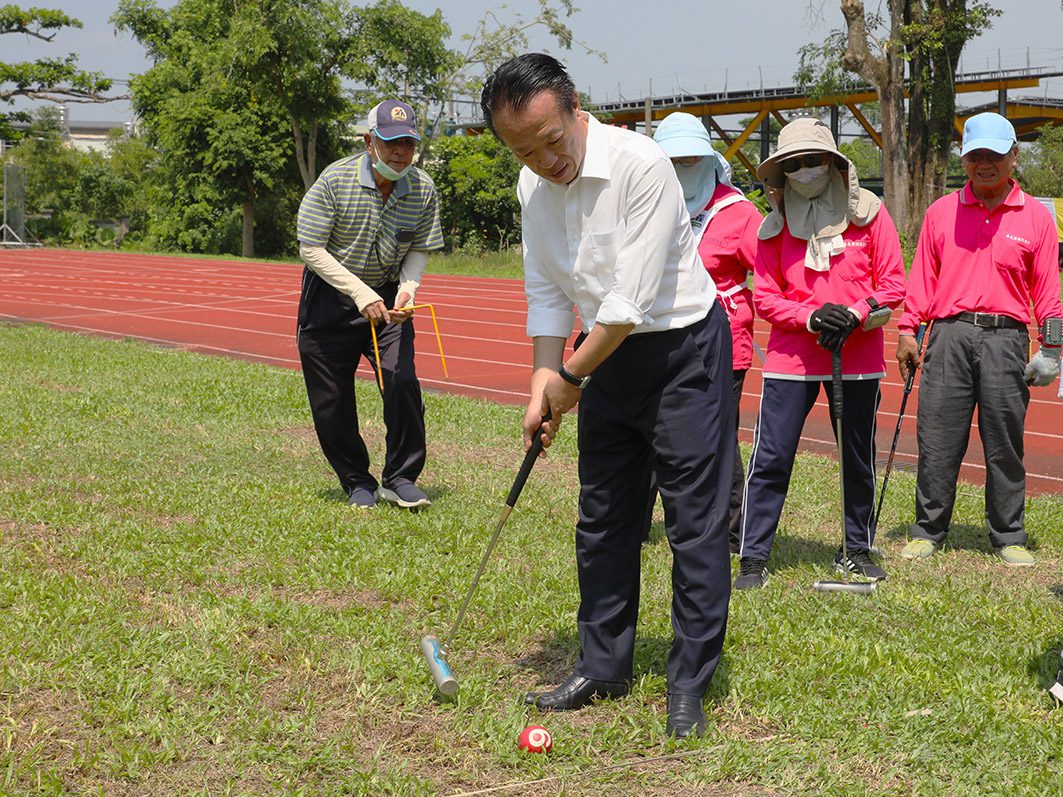 ▲縣長翁章梁為114年長青盃長青槌球邀請賽開球。(圖/嘉義縣政府提供)